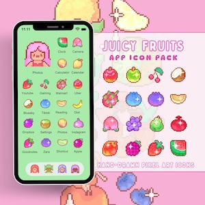 Puede incluir: Una pantalla de smartphone muestra un paquete de iconos de aplicaciones en pixel art con un borde verde. Los iconos incluyen frutas y logotipos de aplicaciones como YouTube e Instagram. También se ve el texto "JUICY FRUITS APP ICON PACK" y "HAND-DRAWN PIXEL ART ICONS".