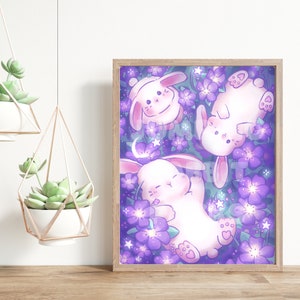Pode incluir: Tr&ecirc;s coelhos brancos com narizes e orelhas cor-de-rosa est&atilde;o dormindo em um campo de flores roxas. O fundo &eacute; roxo escuro com estrelas brancas.