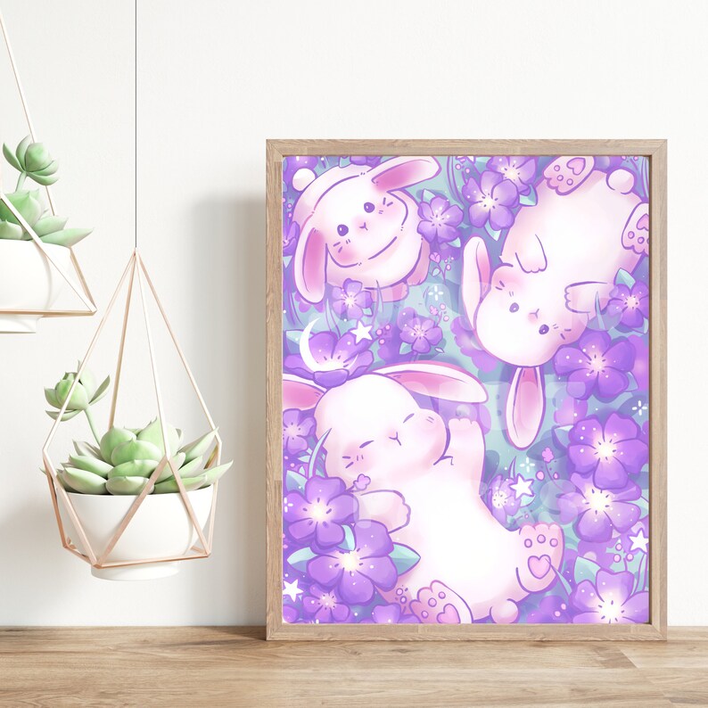 Pode incluir: Tr&ecirc;s coelhos brancos com narizes cor-de-rosa e olhos fechados est&atilde;o dormindo em um campo de flores roxas. O fundo &eacute; azul claro com estrelas brancas.