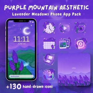 Może przedstawiać: Estetyczny pakiet aplikacji na telefon z motywem fioletowej góry. Obraz przedstawia smartfon z tapetą w polu lawendy i ikonami aplikacji, w tym zegarem, kalendarzem i aparatem. Tekst brzmi "Purple Mountain Aesthetic" i "Lavender Meadows Phone App Pack".