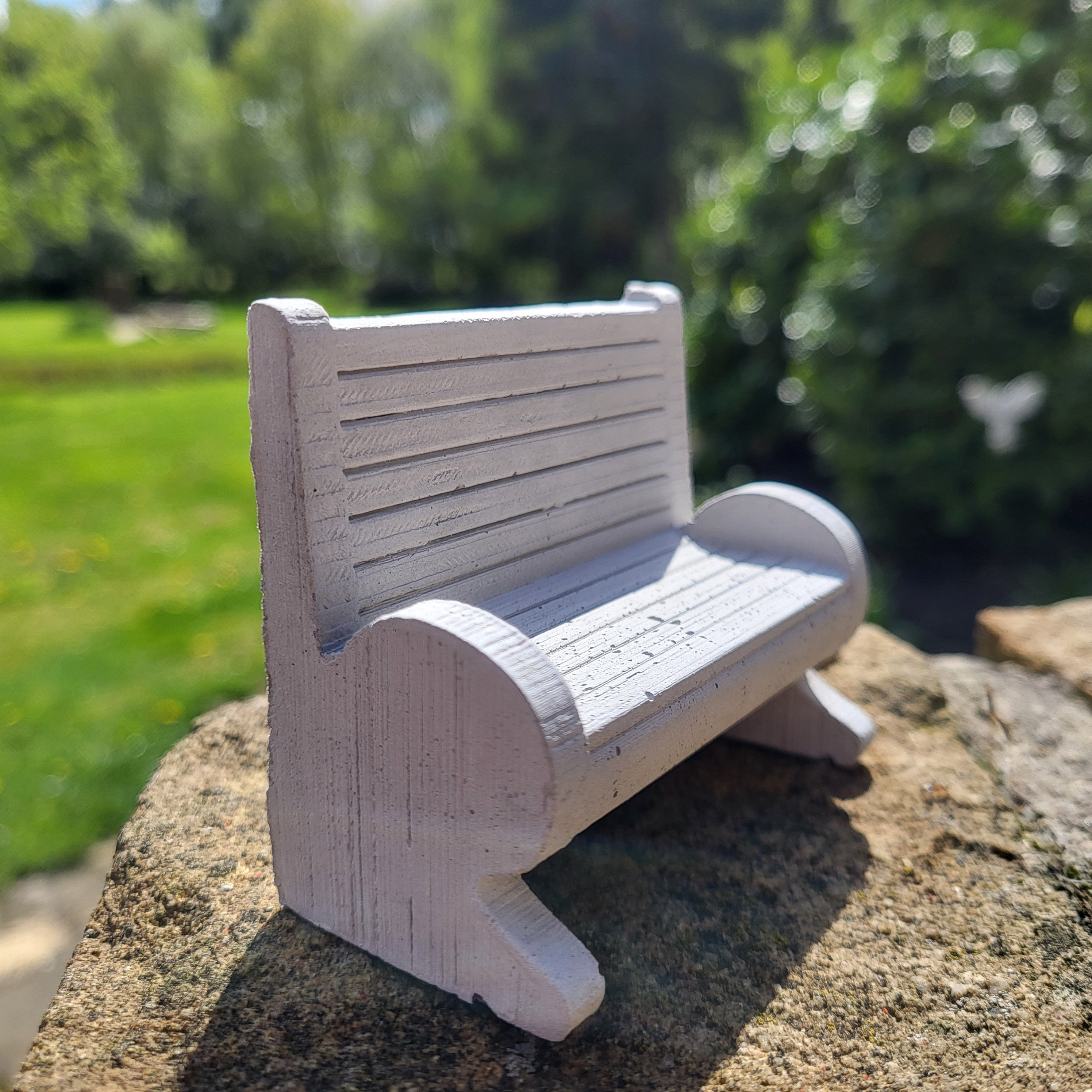 Mini-Parkbänke Aus Kunststoff – 2er Set Für Deko, Puppenhäuser & Modellbau, In 3 Größen (1,5–3 Cm)