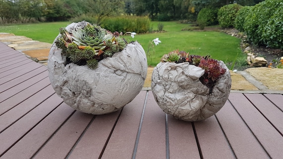 Pflanzkugeln aus Beton, Deko für Terrasse und Garten
