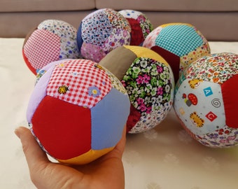 Boules de patchwork colorées pour bébé, boule en tissu rembourré, peluches pour bébé cousues à la main, tissu en coton matelassé et rempli de fibres