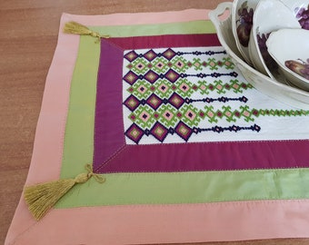 Broderad bordslöpare: Turkiskt handarbete, taftkant, guldfärgade tofsar
