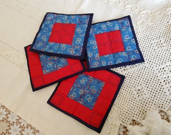Handquiltade underlägg (set om 2): Röda och blå muggmattor i lapptäcke