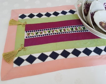 Bordlöpare med broderad lapptäcke: Turkisk matsalsinredning med guldfärgade tofsar