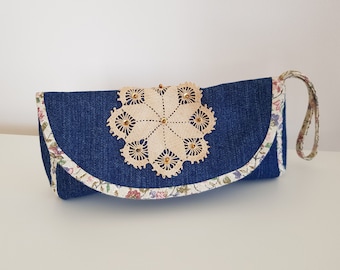 Sminkväska i spetsfärgad denim: Blommig kant, sminkväska i handled