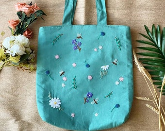 Hand Embroidered Daisy Bee Turquoise Blue Linen Bag, Cute Floral Market Bag, Eco Friendly Grocery Bag, Aesthetic Bag, Handmade Tote Bag
