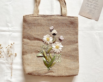 Sac en jute marguerites brodées au ruban, Adorable petite cartable brodée de marguerites, Sac de courses écologique, Sac esthétique, Sac fourre-tout fait main