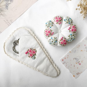Alfiletero con rosas bordadas y bolsa para tijeras, alfiletero cuadrado hecho a mano, accesorio para alfileres, soporte para alfileres, decoración para sala de costura