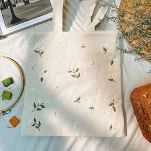 Handbestickte Daisy Leinentasche, niedliche kleine weiße Gänseblümchen Stickerei Markttasche, ästhetische Tasche, handgemachte Einkaufstasche, umweltfreundliche Einkaufstasche