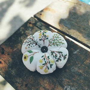 Alfiletero bordado con flores de otoño hecho a mano, alfiletero de calabaza, accesorio para alfileres, guardaalfileres, decoración para sala de costura, regalo para ella