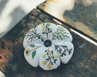 Autumn Flower Embroidered Pin Cushion Handmade, Pumpkin Pincushion, Pin Accessory, Pin Keeper, Sewing Room Decor, Gift for Her