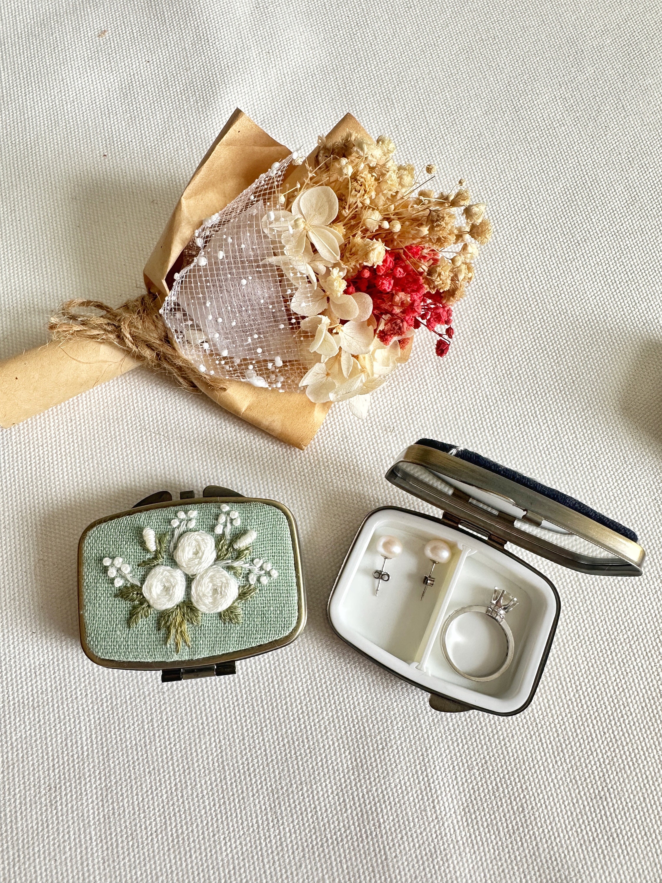 花柄刺繍入り長方形ミニジュエリーボックス、キュートなコンパクト