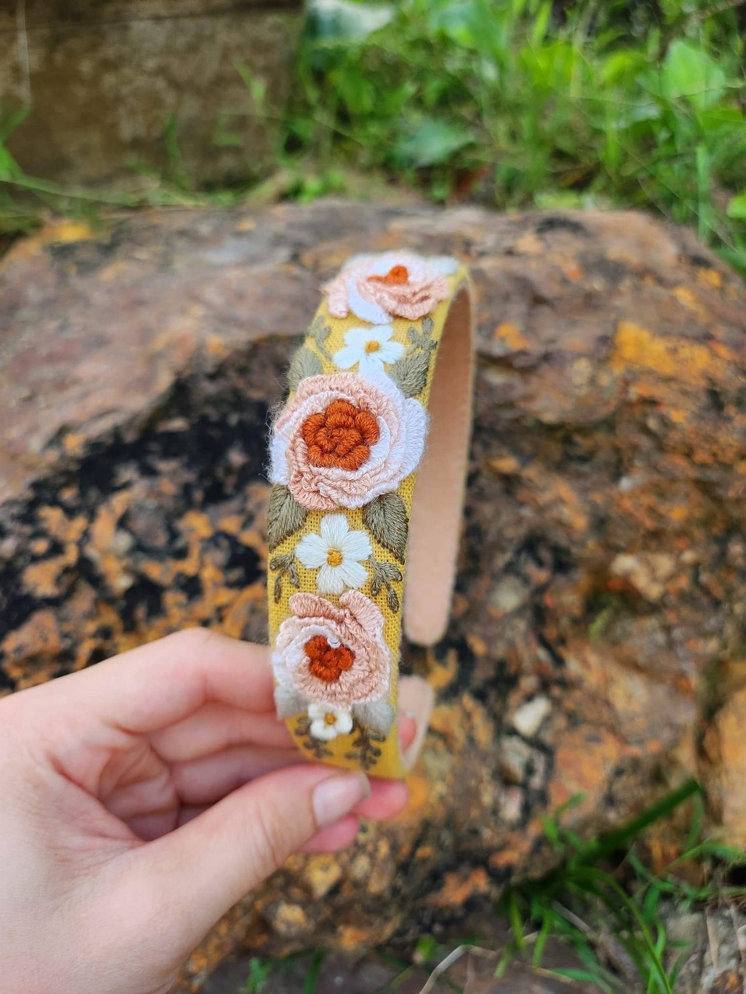 花柄の手刺繍リネンヘッドバンド。ハンドメイドヘアバンド、3Dフラワー