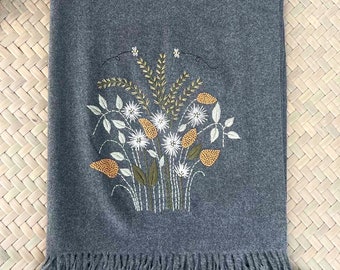 Écharpe en cachemire brodée à la main, écharpe élégante vintage faite main, écharpe de luxe douce avec broderie jardin de fleurs