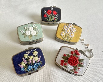花柄刺繍入り長方形ミニジュエリーボックス、キュートなコンパクト