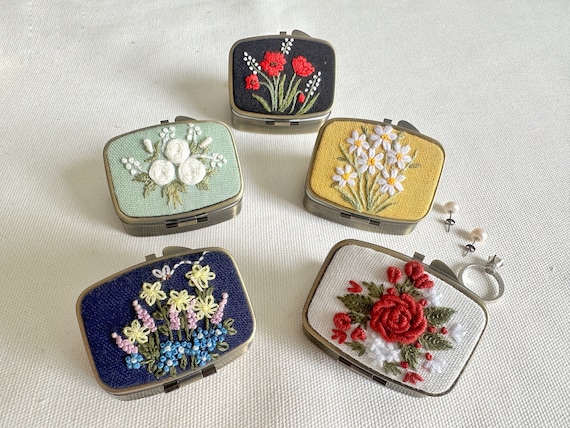花柄刺繍入り長方形ミニジュエリーボックス、キュートなコンパクト
