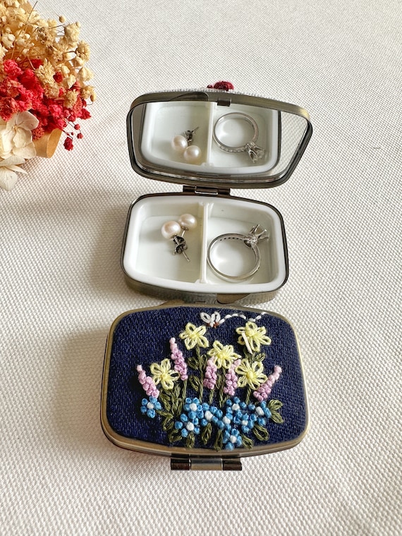 花柄刺繍入り長方形ミニジュエリーボックス、キュートなコンパクト
