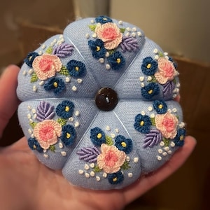 Broderad blå nålkudde med rosor och blommor, handgjord pumpa-nålkudde, nåltillbehör, nålförvaring, syrumsdekor, present till henne