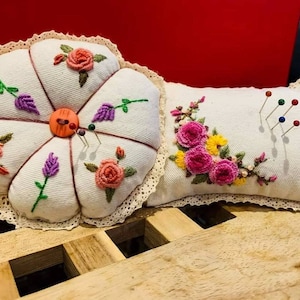 Alfiletero bordado con rosas rosadas hecho a mano, alfiletero rectangular con forma de calabaza, accesorio para alfileres, soporte para alfileres, decoración para sala de costura, regalo para ella