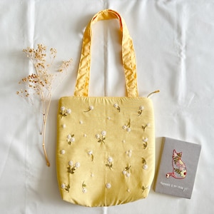 Handbestickte Daisy Leinentasche in Gelb, niedliche kleine Gänseblümchen Stickerei Markttasche, handgemachte umweltfreundliche Einkaufstasche, ästhetische Tasche