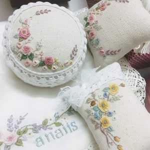 Alfiletero bordado con rosas, redondo y rectangular, hecho a mano, accesorio para alfileres, guardaalfileres, decoración para sala de costura, regalo para ella.