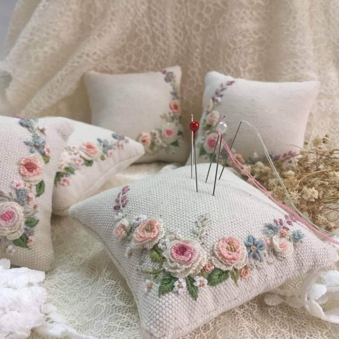 14枚目愛らしい刺繍クッション付。英国ビクトリアンチェアと刺繍