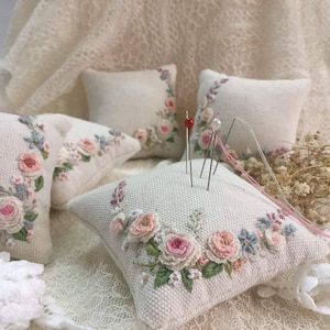 Alfiletero bordado con rosas, hecho a mano, cuadrado, accesorio para alfileres, guardaalfileres, decoración para sala de costura, regalo para ella