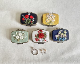 Floral Embroidered Rectangle Mini Jewelry Box, Cute Compact Mirror, Aesthetic Bridesmaid Gift, Mini Vanity Box, Valentine's Gift