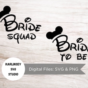 Può includere: Due file di taglio SVG in bianco e nero con un tema da sposa e squadra di spose con un design a orecchie di Topolino. Il testo recita "Bride to Be" e "Bride Squad".