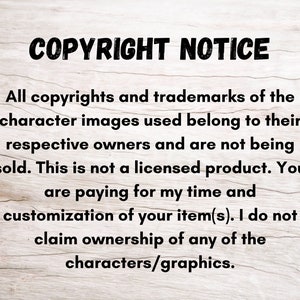 Op de afbeelding: Tekst op een houten achtergrond met een houtnerf die "COPYRIGHT NOTICE" luidt, gevolgd door een alinea waarin wordt uitgelegd dat alle auteursrechten en handelsmerken van de gebruikte karakterafbeeldingen toebehoren aan hun respectievelijke eigenaren en niet worden verkocht. De tekst gaat verder met te zeggen dat dit geen gelicentieerd product is en dat de koper betaalt voor de tijd en de aanpassing van het artikel door de verkoper. De tekst eindigt met de verklaring dat de verkoper geen eigendomsrechten claimt op de karakters of afbeeldingen.