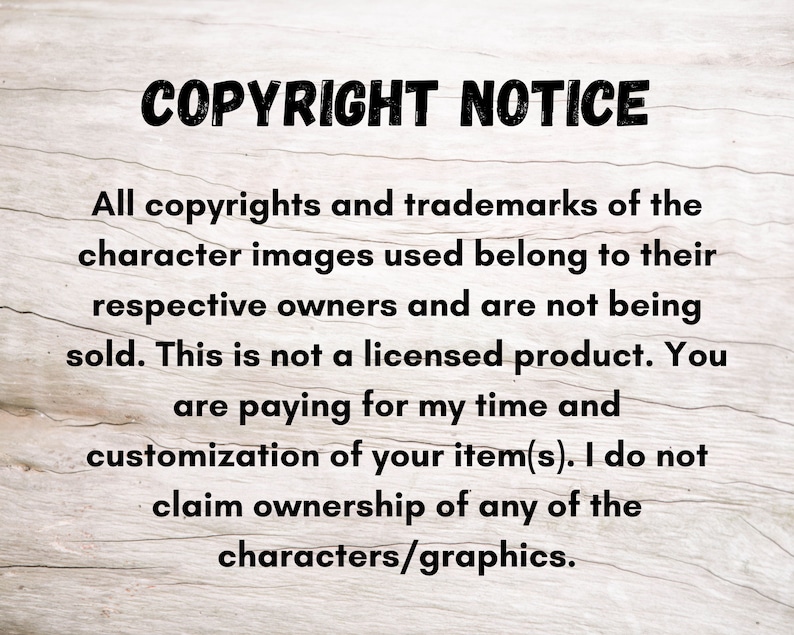 Op de afbeelding: Tekst op een houten achtergrond met een houtnerf die "COPYRIGHT NOTICE" luidt, gevolgd door een alinea waarin wordt uitgelegd dat alle auteursrechten en handelsmerken van de gebruikte karakterafbeeldingen toebehoren aan hun respectievelijke eigenaren en niet worden verkocht. De tekst gaat verder met te zeggen dat dit geen gelicentieerd product is en dat de koper betaalt voor de tijd en de aanpassing van het artikel door de verkoper. De tekst eindigt met de verklaring dat de verkoper geen eigendomsrechten claimt op de karakters of afbeeldingen.