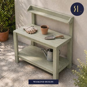 Puede incluir: Un banco de jardinería de madera verde claro con un estante superior y otro inferior. Guantes de jardinería, una pequeña maceta de terracota y una paleta descansan sobre la superficie superior. Una regadera de metal está en el estante inferior. El texto "WEEKEND BUILDS" está en la parte inferior.
