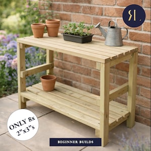 Peut inclure: Un établi de jardinage en bois à deux niveaux, avec des pots en terre cuite, un bac à semis et un arrosoir en métal. Le banc est en bois clair et est placé contre un mur de briques. Le texte sur l'image indique "BEGINNER BUILDS".