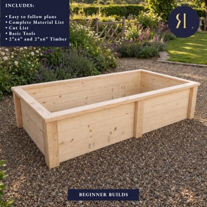 Peut inclure: Un bac de jardinage surélevé rectangulaire en bois clair. Le bac est construit avec des planches horizontales et des supports verticaux. L'image comprend le texte "BEGINNER BUILDS" et énumère les inclusions : plans, liste de matériel, liste de coupe, outils et bois.