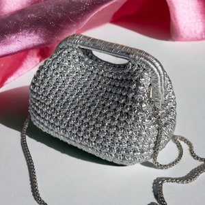 Bolso de mano pequeño de rafia metálica tejida en dorado y plateado / Bolso de mano para boda / Bolso de noche de cuero vegano