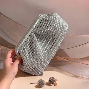 Très grande pochette en cuir métallisé argenté | Sac de soirée fait main | Pochette de luxe au crochet | Pochette de mariage