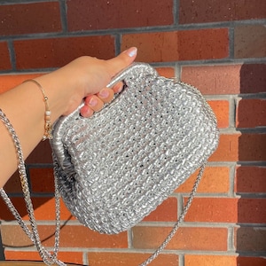 Bolso de mano pequeño de rafia metálica tejida en dorado y plateado / Bolso de mano para boda / Bolso de noche de cuero vegano