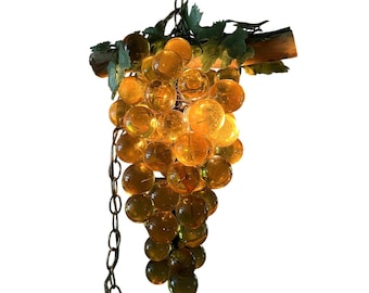 Lampadario vintage a sospensione in lucite color oro, giallo champagne e grappolo d'uva, stile moderno di metà secolo.