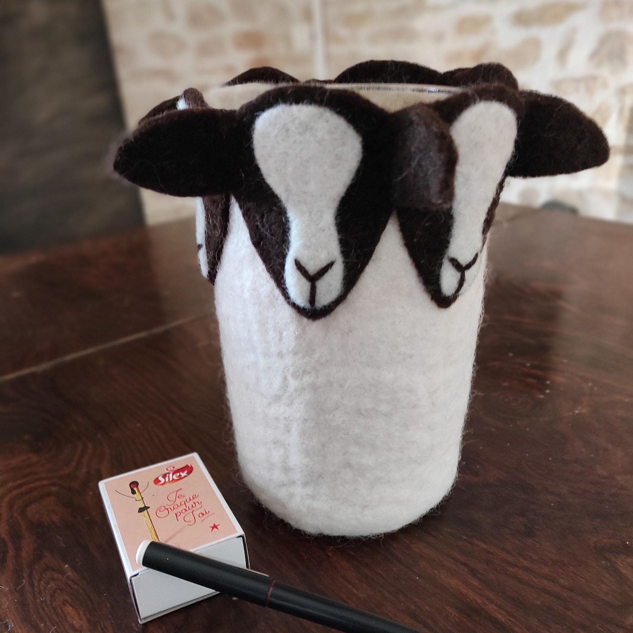 Vase Cache Pot en Feutre de Pure Laine Nez Noir Du Valais et Zwartbles