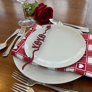 Des bisous et des câlins pour réchauffer votre maison en ce jour de la Saint-Valentin.  Ajoutez une touche d'amour à votre table, à votre emballage cadeau et à votre décoration d'intérieur.