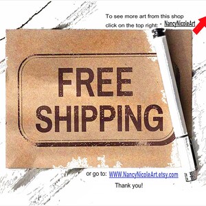Op de afbeelding: Een bruin papieren label met de tekst "FREE SHIPPING" in donkerbruine letters. Het label bevindt zich op een wit oppervlak. De tekst "To see more art from this shop click on the top right: "NancyNicoleArt" or go to: WWW.NancyNicoleArt.etsy.com Thank you!" is ook zichtbaar.
