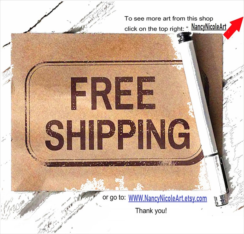 Op de afbeelding: Een bruin papieren label met de tekst "FREE SHIPPING" in donkerbruine letters. Het label bevindt zich op een wit oppervlak. De tekst "To see more art from this shop click on the top right: "NancyNicoleArt" or go to: WWW.NancyNicoleArt.etsy.com Thank you!" is ook zichtbaar.