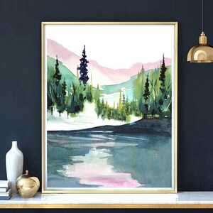 Pode incluir: Pintura em aquarela de uma cena de floresta com um lago em primeiro plano. As &aacute;rvores s&atilde;o verdes e o lago &eacute; azul com reflexos rosados. O fundo &eacute; de um rosa e branco suave.