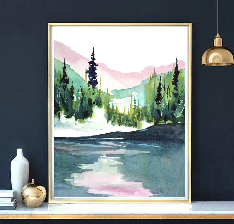 Pode incluir: Pintura em aquarela de uma cena de floresta com um lago em primeiro plano. As &aacute;rvores s&atilde;o verdes e o lago &eacute; azul com reflexos rosados. O fundo &eacute; de um rosa e branco suave.
