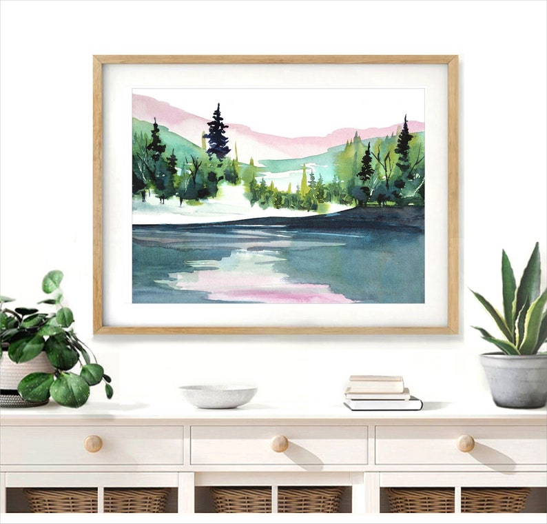 Pode incluir: Uma pintura em aquarela de uma cena de lago com uma floresta ao fundo. O lago &eacute; de cor azul claro com reflexos rosa e verdes. A floresta &eacute; de cor verde escura com algumas &aacute;rvores em primeiro plano. O c&eacute;u &eacute; de cor rosa claro.