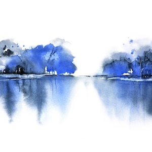 Op de afbeelding: Een aquarel schilderij van een blauw landschap met bomen die in het water worden weerspiegeld.