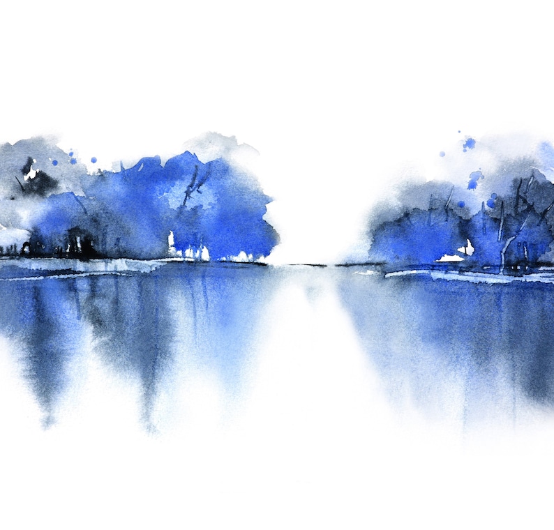 Op de afbeelding: Een aquarel schilderij van een blauw landschap met bomen die in het water worden weerspiegeld.