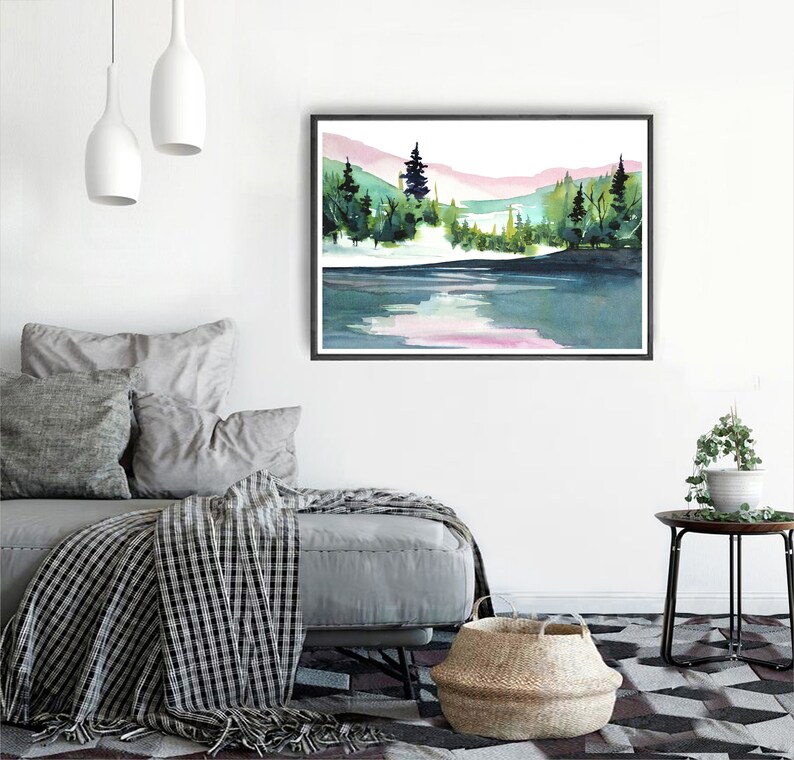 Pode incluir: Uma pintura a aquarela de uma cena de lago com uma floresta no fundo. O lago &eacute; de cor azul claro com um reflexo rosa do c&eacute;u. A floresta &eacute; de cor verde escura com algumas &aacute;rvores em primeiro plano. A pintura &eacute; emoldurada em uma moldura preta.